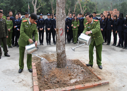 Đồng chí Trung tướng, GS.TS Nguyễn Xuân Yêm - Giám đốc Học viện CSND trồng cây tại chùa Hoa Yên - Yên Tử
